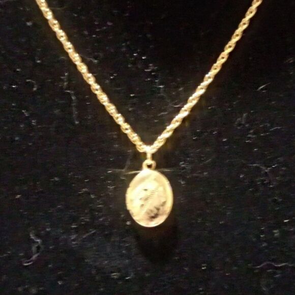 Vintage Delicate Engraved Gold Tone Tiny Locket Necklace - Picture 3 of 7